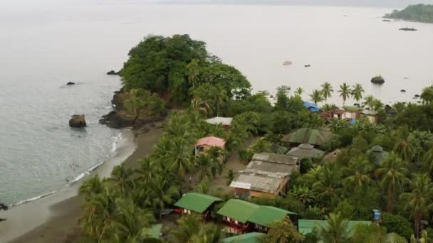 Vila da Costa do Pacífico com floresta tropical na Colômbia — Vídeo de Stock