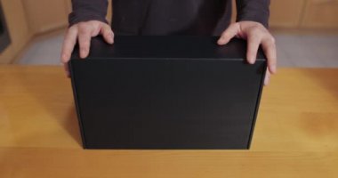 Hırdavatçı tezgâhtarı ayakkabı kutusu