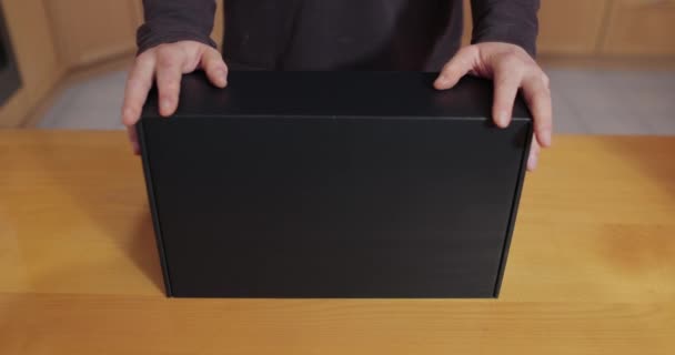 Sprzęt sklep licznik sprzedawca shoing box — Wideo stockowe