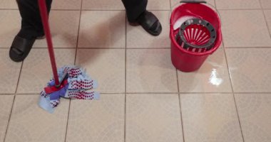 Yerleri ıslatıyorum.