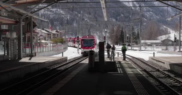 Zermatt Shuttle tren en los Alpes suizos llegando a la estación — Vídeos de Stock