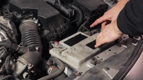 Quitar la batería vieja del coche — Vídeos de Stock