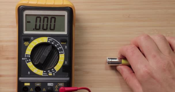 AA battery cell voltage checking — Stock Video