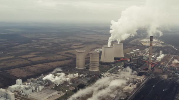 Vista aérea de la torre de refrigeración de la central eléctrica — Vídeos de Stock