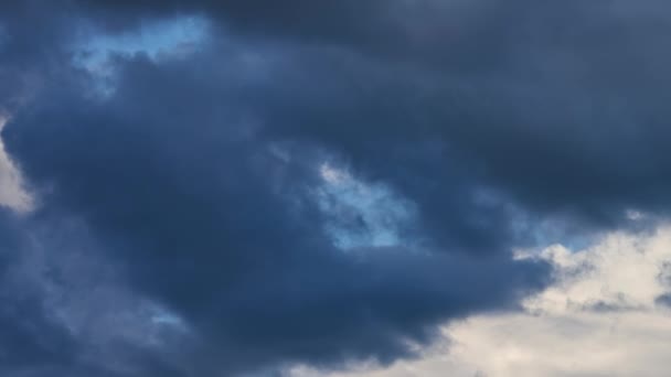 Nuvole che si muovono nel cielo blu timelapse, venti forti — Video Stock