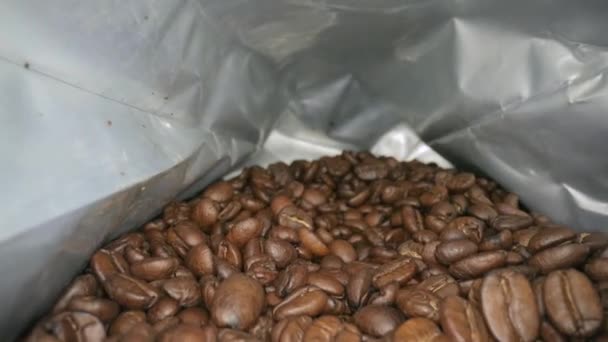 Feijões de café torrados em uma bolsa — Vídeo de Stock