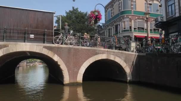 Amsterdam vista dos canais em um barco — Vídeo de Stock