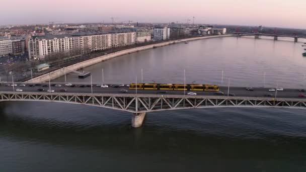 Будапешт Дунай вид с воздуха с движением по мосту — стоковое видео