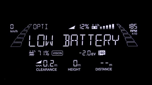 Контролер дронів відображає попередження про низьку батарею — стокове відео