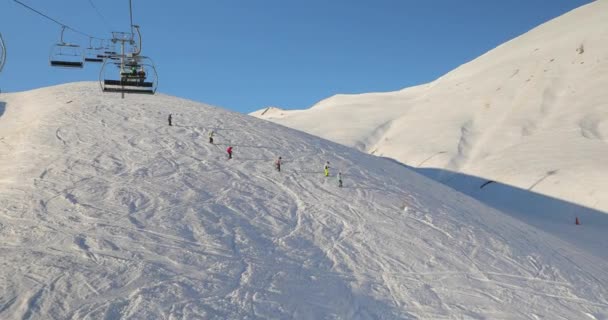 Skiers free ride beginner group — Stock Video