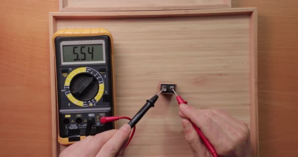 Έλεγχος τάσης κυψελίδων μπαταρίας 9 volt — Αρχείο Βίντεο