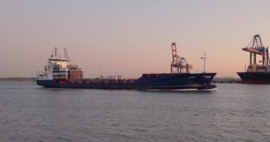 Rotterdam Limanı 'ndaki konteyner gemisi.