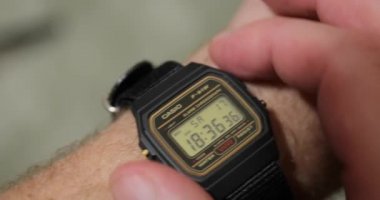 Casio dijital saat zaman gösterimi
