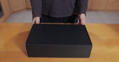 Hırdavatçı tezgahtar ürün kutusu gösteriyor
