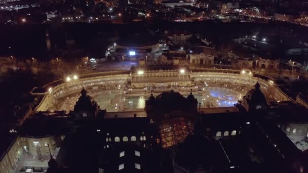 Baño termal Szechenyi en Budapest, imágenes aéreas de aviones no tripulados por la noche — Vídeos de Stock