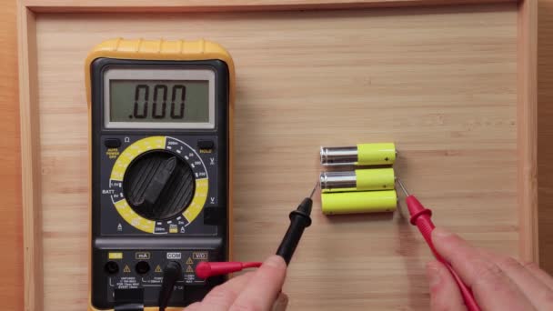 単三電池の電圧チェック — ストック動画