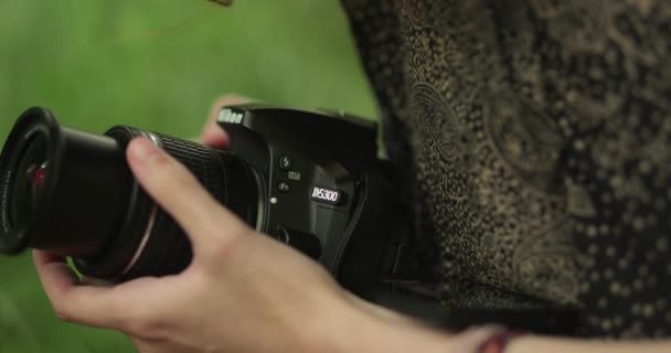 森の中でビデオを撮影するデジタル一眼レフカメラを使用して — ストック動画
