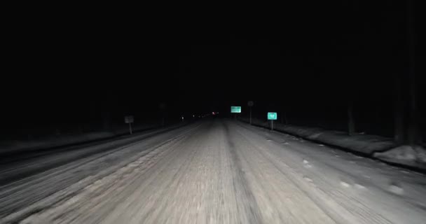 Winter verschneite Nachtfahrt — Stockvideo