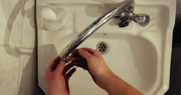 Handen wassen in vuile badkamer wastafel, zwart water weggespoeld — Stockvideo