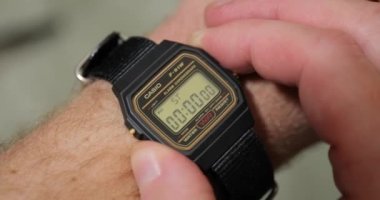 Saati bir saat geri al ve bitir.