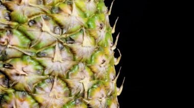 Ananas dönen siyah arkaplan