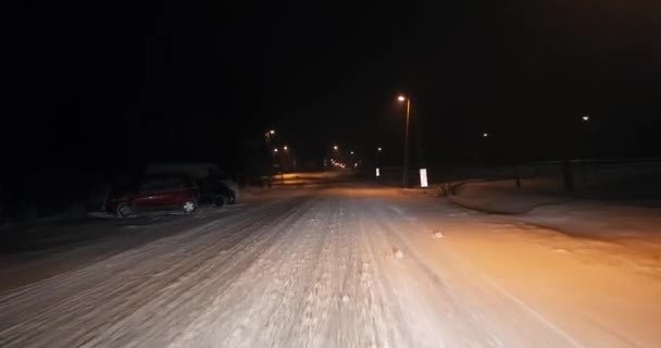 's Nachts in de sneeuw rijden — Stockvideo