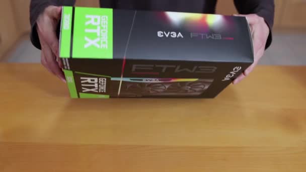 Buying EVGA Geforce RTX 3090 Nvidia GPU in a shop — Stock Video