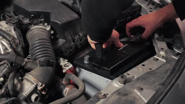 Het verwijderen van oude batterij uit de auto — Stockvideo
