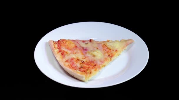 Ломтик пиццы на тарелке — стоковое видео