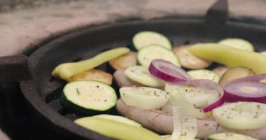 Dışarıda sebze ve sosis kızartıyorum.