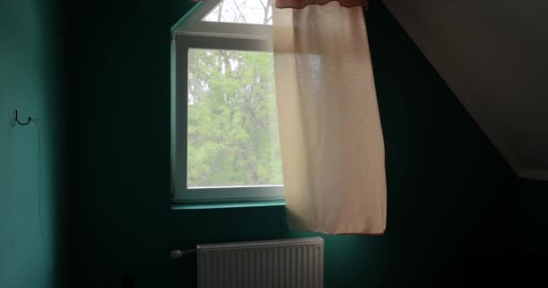 Fenster mit bewegtem Vorhang öffnen — Stockvideo