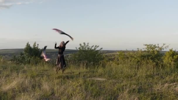 Fille performer avec poi en plein air — Video