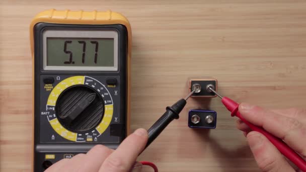 9 volt batterijcel spanningscontrole — Stockvideo