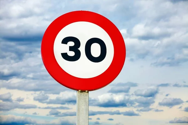 Sinal de limite de velocidade para 30 km por hora ou mph — Fotografia de Stock