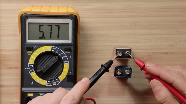 Verificação da tensão da pilha da bateria de 9 volts — Fotografia de Stock