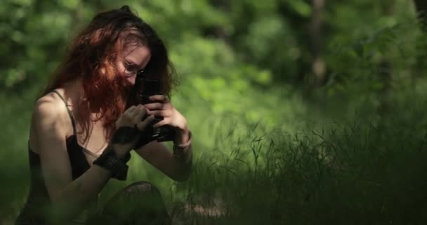 Použití DSLR kamery pro natáčení videa v lese — Stock video
