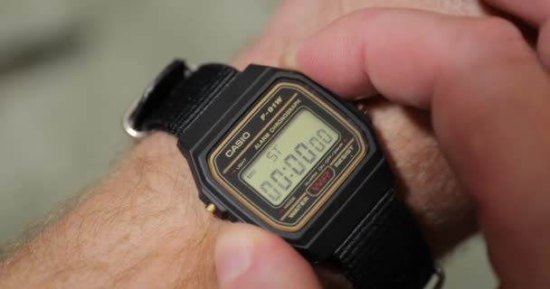 Dostosowywanie zegarka do jednej godziny, koniec — Wideo stockowe