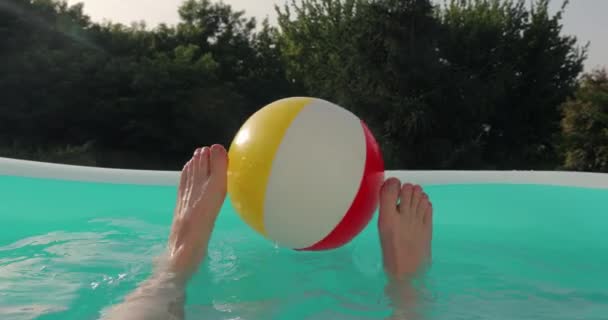 水里的球，夏天的生存 — 图库视频影像