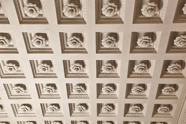 Plafonddecoratie patroon van een oud gebouw — Stockfoto