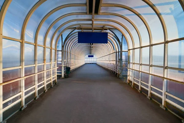 Passage für Reisende an einem Bahnhof — Stockfoto