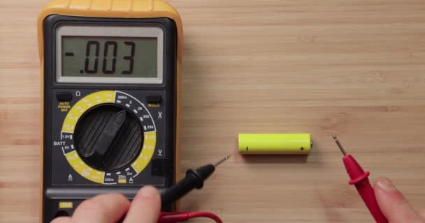 AA battery cell voltage checking — Stock Video