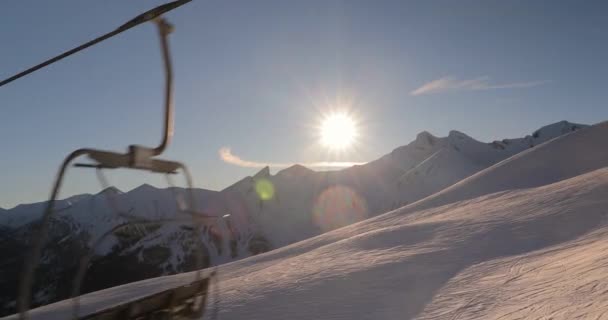 Skilift stijgen in de late namiddag zonsondergang — Stockvideo