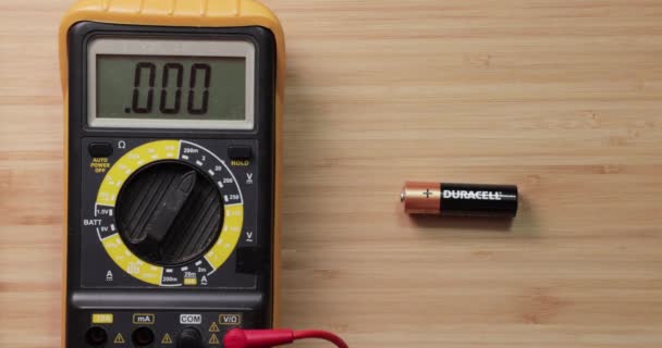 Перевірка напруги акумуляторних батарей AA — стокове відео