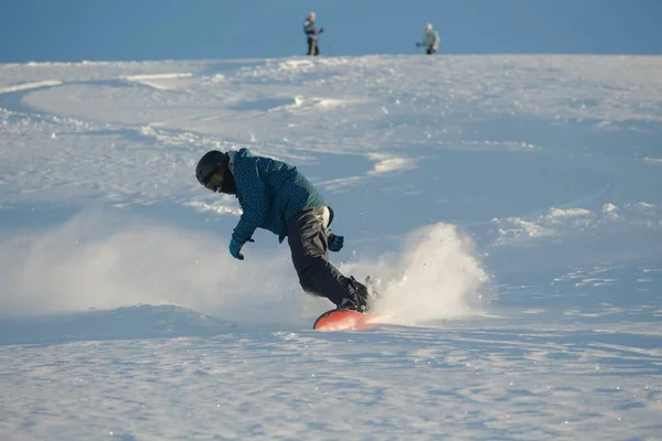 Snowboarding v čerstvém sněhu — Stock fotografie