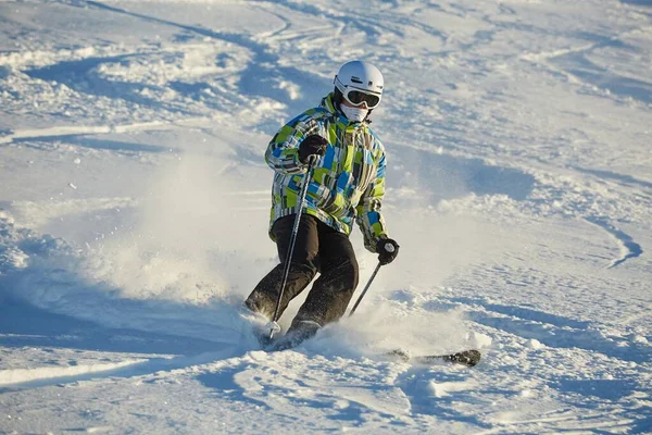Serbest kayakçı tepenin üstünde el duruşu yapıyor. — Stok fotoğraf