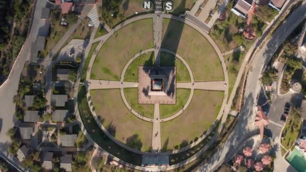 Monumento en la Línea Ecuatorial cerca de Quito, San Antonio — Vídeo de stock