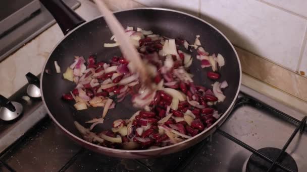 Приготування з квасолею з цибулею — стокове відео