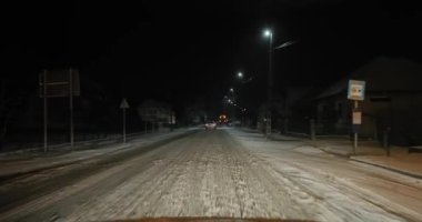 Geceleri karda araba sürerken