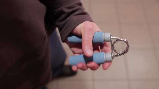 Treinamento de pulso de esmagador de aperto de mão — Vídeo de Stock