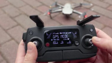 Drone kumandası elinde, kalkıyor.
